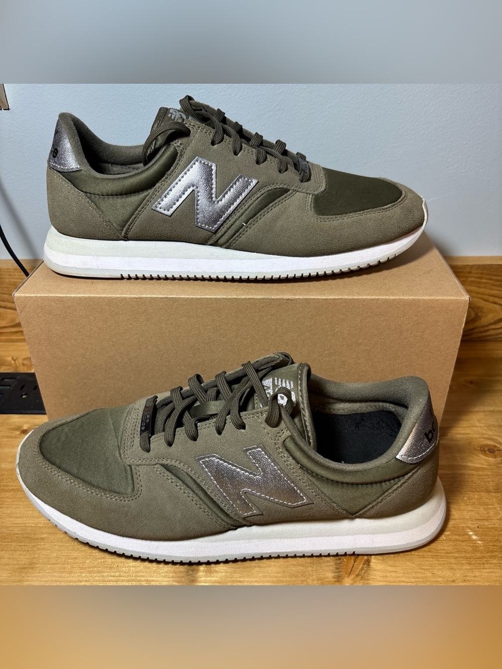 New Balance 420 v2 Womens Size 11 Green Suede Casual Athletic Shoes Sneakers